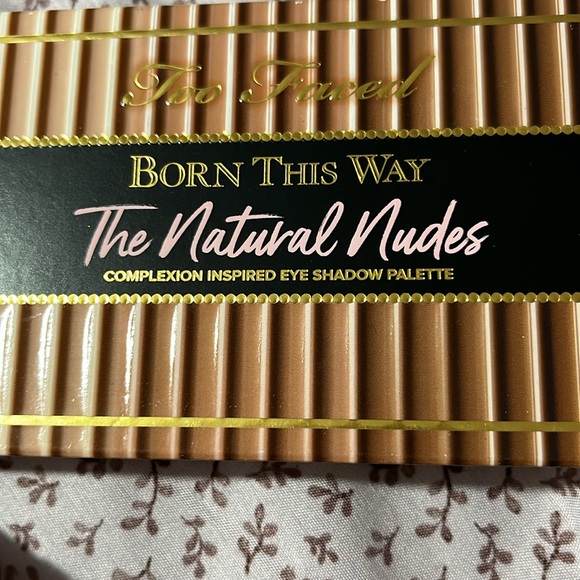 Two Faced born this way nudes eyeshadow - Picture 3 of 3